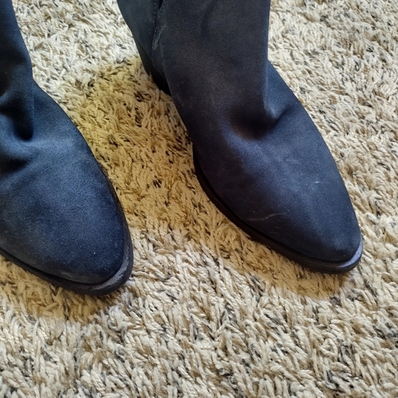 FREE PEOPLE CHARM DOUBLE V CUTOUT CHELSEA SUEDE BOOTIES DARK BLUE Sz 7,5 - Picture 3 of 9